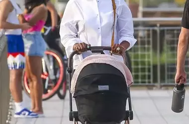 Naomi Campbell: A Supermodel’s Journey into Motherhood Amidst Nature and Nurture