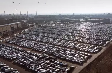 Automakers Navigate Tariff Headwinds: Impact on Industry and Consumers