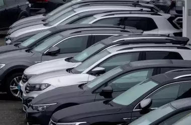 US Auto Industry Faces Headwinds Amid Tariff Uncertainty and Shifting Consumer Demand