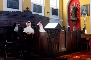 Elderly Nuns Stage Daring Return to Beloved Convent, Sparking Debate and Gaining Global Support