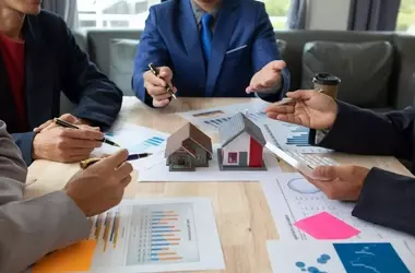 Real Estate Classes: Educational Structure, Core Topics, and Regulatory Context