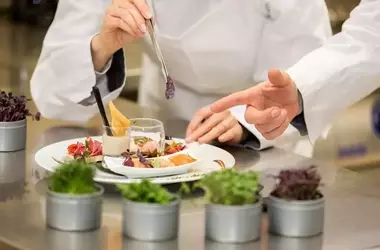 Online Culinary School: Educational Structure, Core Knowledge, and Learning Context